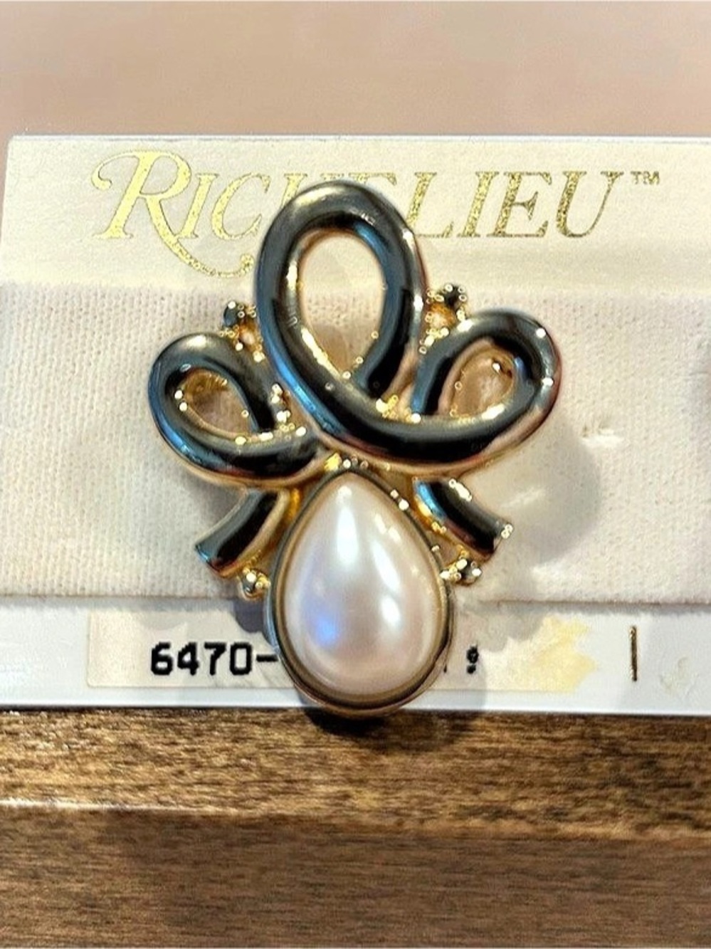 Richelieu Pearl Brooch in Gold & Black